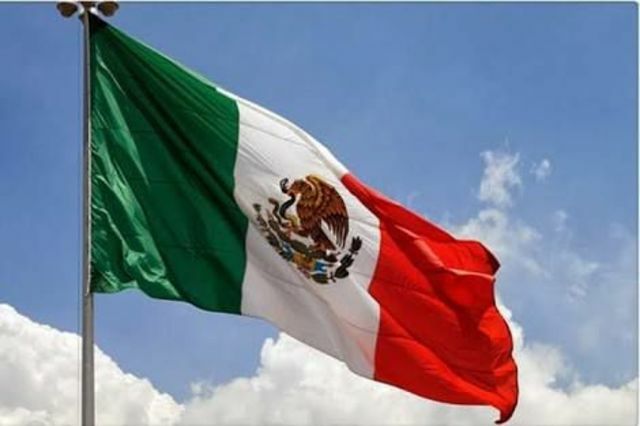 Lázaro Cárdenas instituye el día de la Bandera.