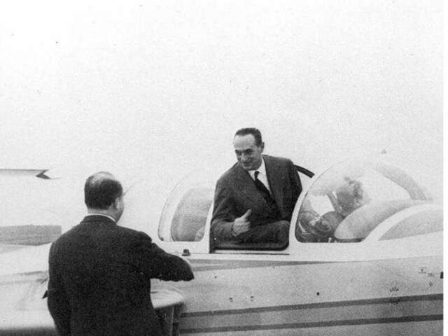 Enrico Mattei, presidente dell'ENI (Ente Nazionale Idrocarburi) muore in un incidente aereo e le cause non saranno mai chiarite