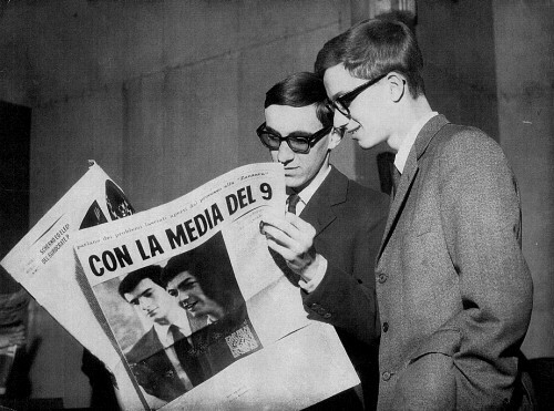 Giovani studenti al liceo Parini a Milano vengono denunciati per aver pubblicato un'inchiesta sul sesso sul giornalino scolastico "La Zanzara"