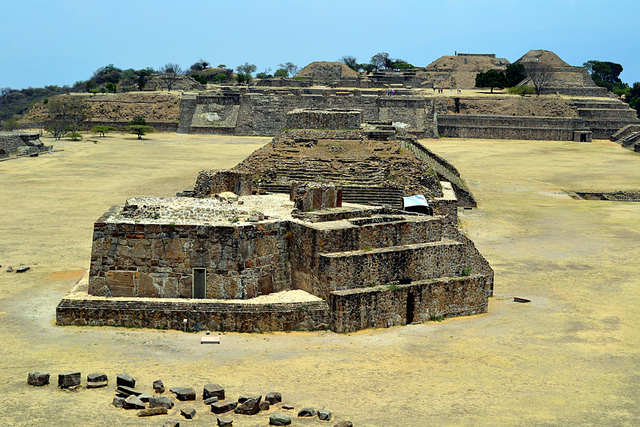 Construcción de edificio J en monte Albán