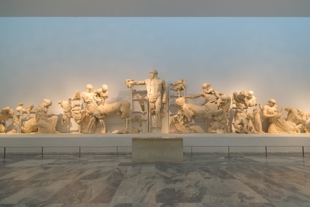 Grecia. Frontón oeste de Zeus en Olimpia