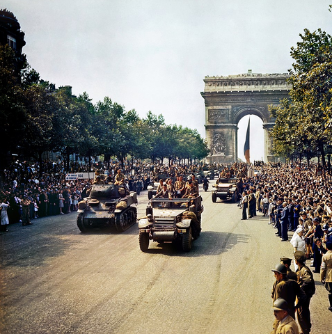 Liberazione di Parigi e parate di gioia in tutto il mondo.