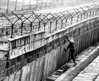 Inizio della costruzione del Muro di Parigi