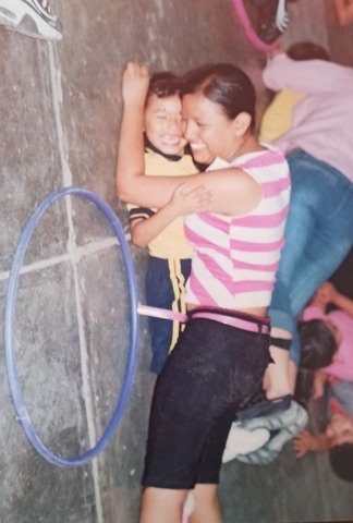 MI MAMA Y YO EN UNA ACTIVIDAD DEL KINDER ( AYUDAAAA )........