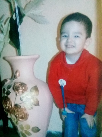 Posando con un jarrón en casa de mi tía