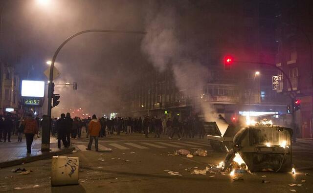 Manifestantes cortan el tráfico al término de la jornada laboral de los operarios