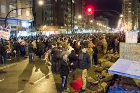 Manifestación de unas 3500 personas en la confluencia entre las calles Vitoria y San Bruno