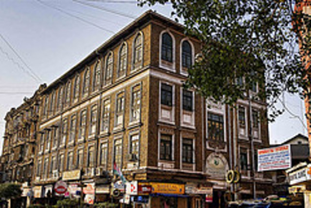 Pedro finalizó sus estudios secundarios.