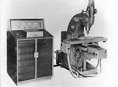 Primera máquina herramienta de control numérico