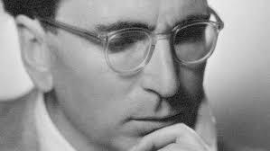 Continua su análisis con una segunda psicoanalista Clara Happel, se va a Viena la capital del psicoanálisis y recibe sus primeros clientes supervisado por Helen Deutsch