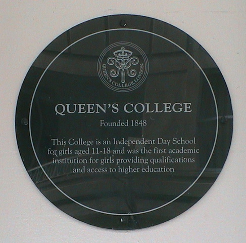 Apareix la fundació del Queen's College