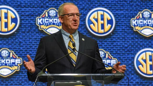SEC commissioner condemns flag