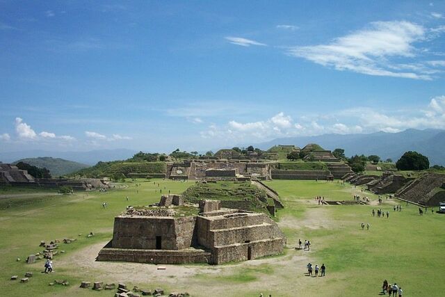 Construcción del Edificio J en Monte Albán