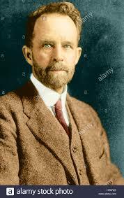 Thomas Hunt Morgan realiza los experimentos sobre los rasgos geneticos ligados al sexo