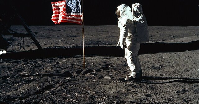 Hombre llega a la luna.