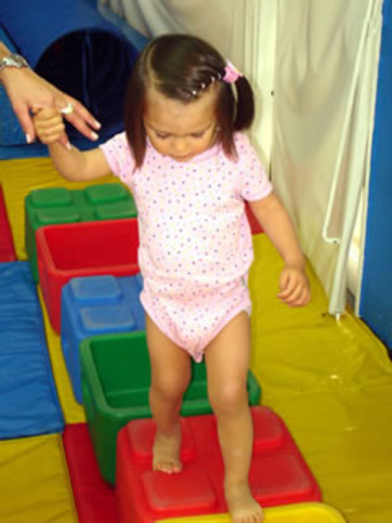 DESARROLLO MOTOR GRUESO DEL NIÑO 20 MESES