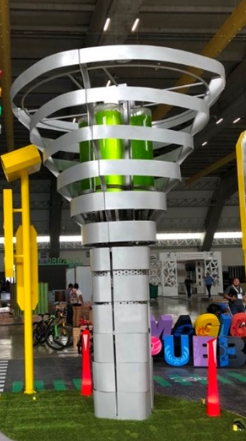 Biorreactores de microalgas que secuestran el carbono atmosférico para purificar el aire.