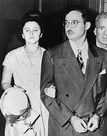 Los esposos Julius y Ethel Rosenber son ejecutados en la silla eléctrica.