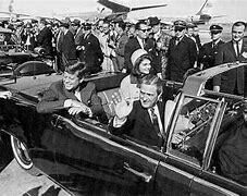 John F. Kennedy es asesinado.