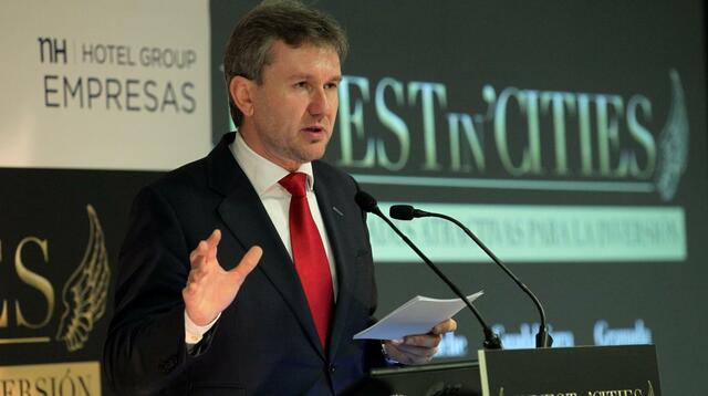 Varios constructores pagan un viaje al alcalde Javier Lacalle