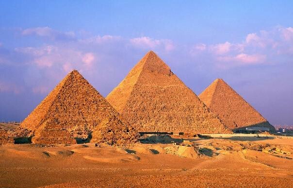 Construcción de las grandes pirámides de Guiza