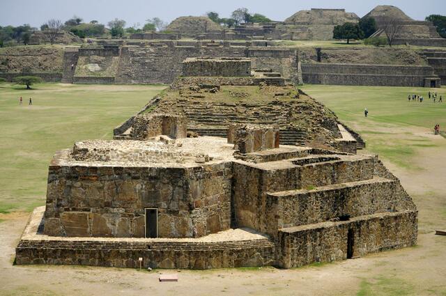 Edificio J de Monte Albán