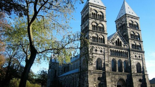 se funda la escuela-catedral de Lund, en Suecia.