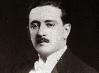 Se gradúa de derecho