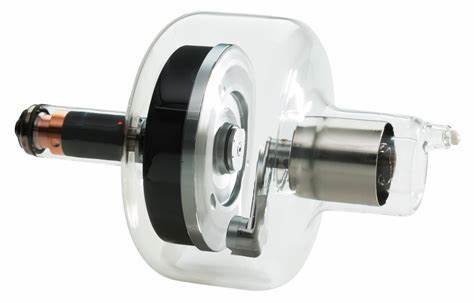 Primer ánodo y cátodo de tungsteno.