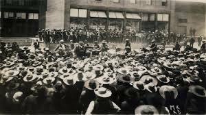 Estallan huelgas en Cananea y Rio Blanco.  Los hermanos Flores Magón fundan el partido Liberal Mexicano y promueven el derrocamiento de Porfirio Diaz.