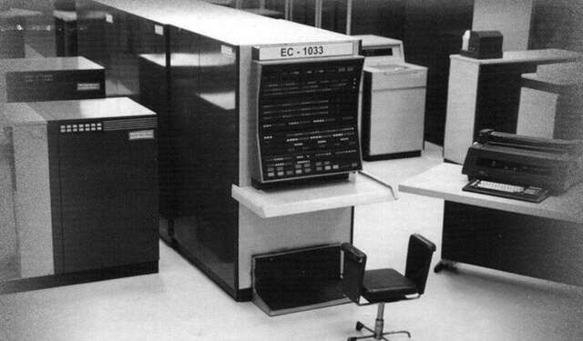 Третье поколение — малогабаритные ЭВМ на интегральных схемах