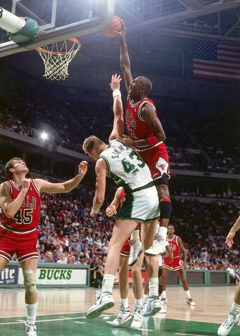 Los Bulls ganan la primera ronda contra los Bucks en el 4º partido