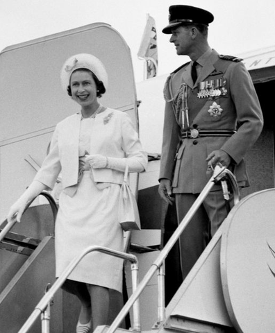 Elisabetta II d'Inghilterra atterra a Manchester acclamata dalla Resistenza Inglese.