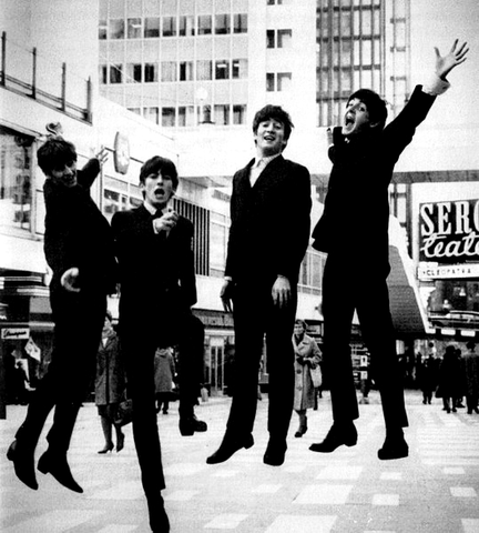 I Beatles pubblicano "She Loves You", canzone che diventerà simbolo della Resistenza Inglese