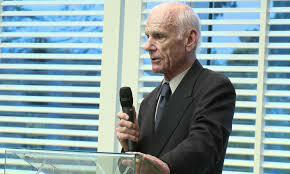 Lawrence Roberts publicó un plan global para la red ARPAnet