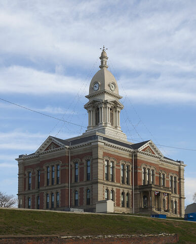 Wabash (Estados Unidos) se convierte en la primera ciudad del mundo iluminada con luz eléctrica en sus calles.