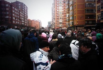 Sentada para impedir el avance de las máquinas