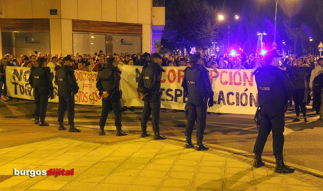 Protestas frente a la sede de la promotora Promecal, encargada de las obras
