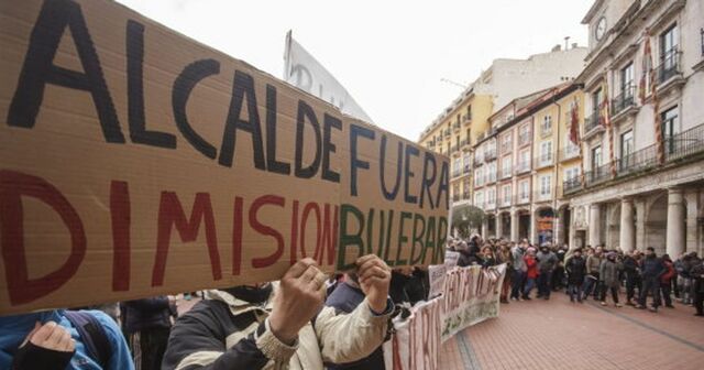 Primera sentada matutina para evitar el avance de las máquinas de obra