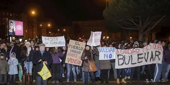 Concentración de 100 vecinos en c/Vitoria y c/San Bruno cortando el tráfico en protesta pacífica contra el bulevar