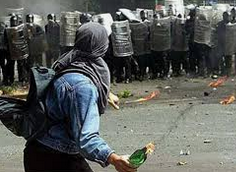 A las 22h, se producen lanzamientos de piedras y la policía disuelve la concentración.