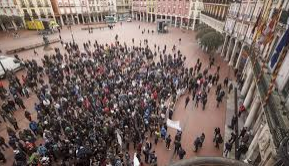 Manifestación de 2000 personas en la puerta del Ayuntamiento
