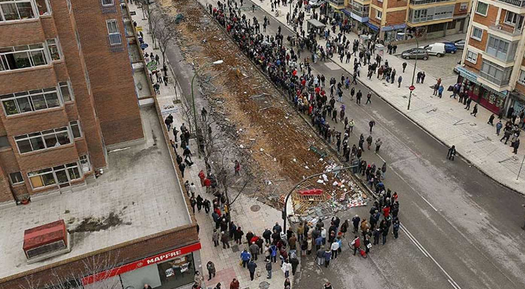 Grupos de vecinos se sitúan en la entrada de la obra para impedir el paso de maquinaria.