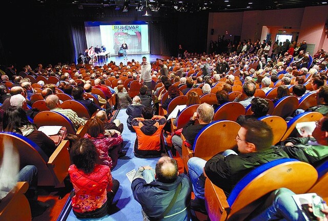 Primera asamblea en la Casa de la Cultura de Gamonal