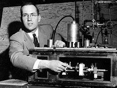 APERICIÓN DEL LÁSER POR CHARLES HARD