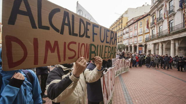 Sentada frente a las obras
