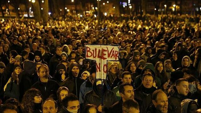 Primera carga policial