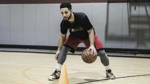 Dribling entre piernas y espalda.