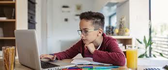 Estudiantes cursando clases en línea