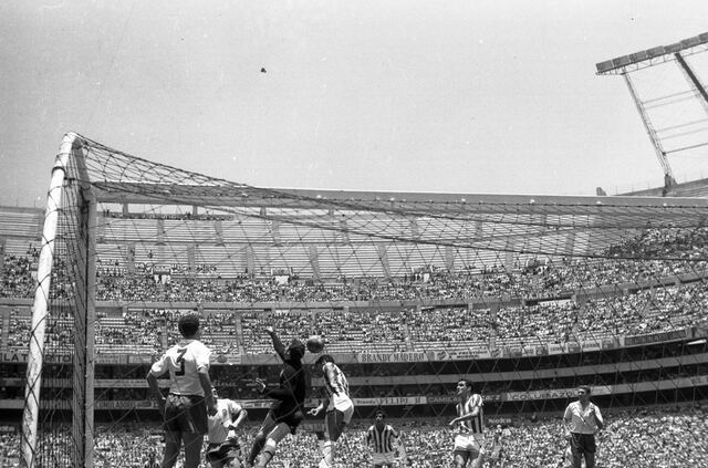 Se inaugura el Estadio Azteca